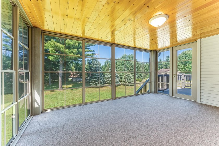 Welcome home to this 3 bedroom/3 bath home near the golf course - photo 4