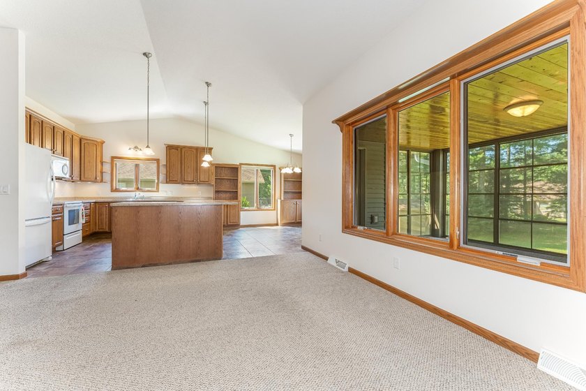 Welcome home to this 3 bedroom/3 bath home near the golf course - photo 6