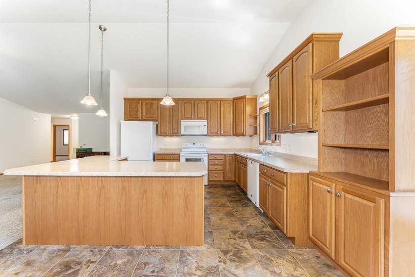 Welcome home to this 3 bedroom/3 bath home near the golf course - photo 9