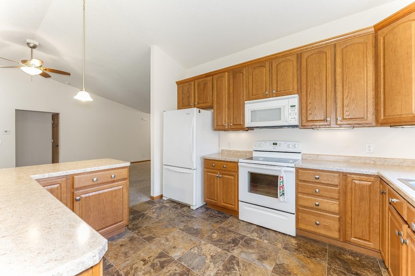 Welcome home to this 3 bedroom/3 bath home near the golf course - photo 10