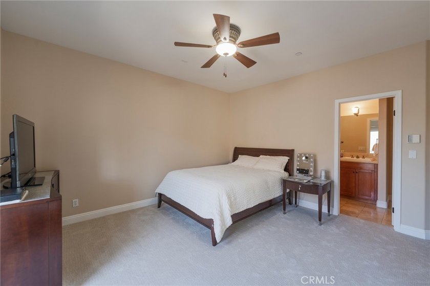Beautiful move-in ready townhome located in a small development - photo 15