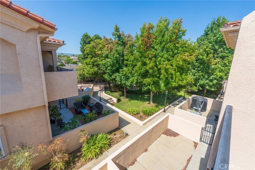 Beautiful move-in ready townhome located in a small development - photo 17