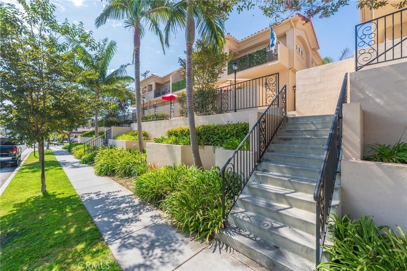 Beautiful move-in ready townhome located in a small development - photo 35