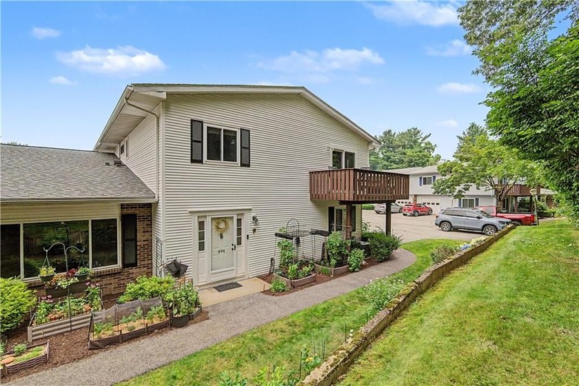 Welcome home to this beautifully maintained 2-bedroom, 2-bath - photo 2