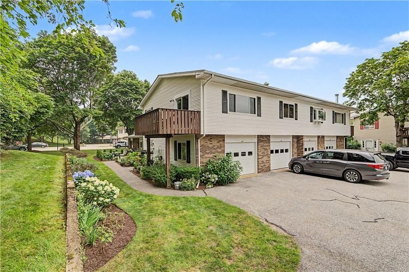 Welcome home to this beautifully maintained 2-bedroom, 2-bath - photo 3