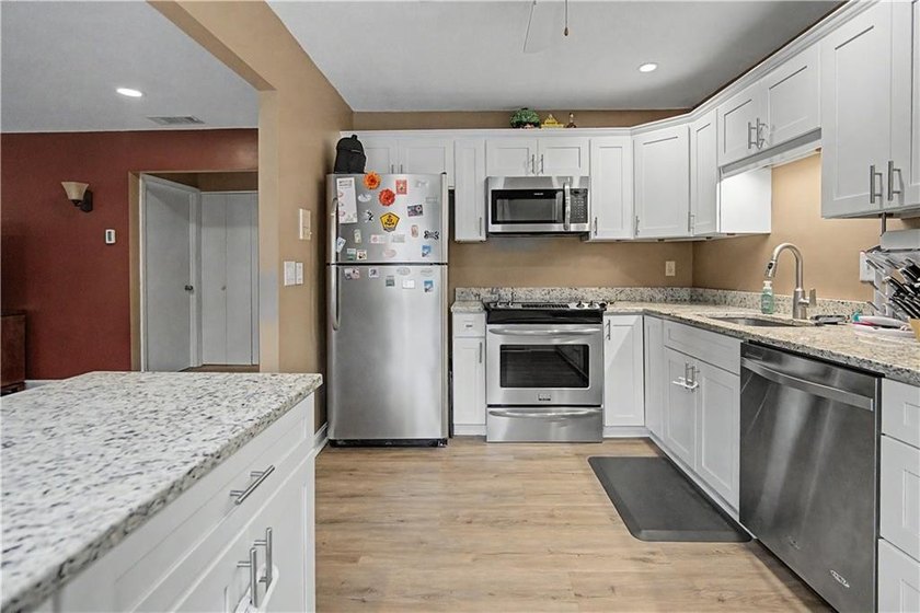 Welcome home to this beautifully maintained 2-bedroom, 2-bath - photo 9