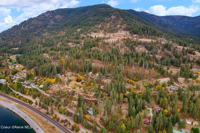 An exclusive estate property with panoramic lake views! This - photo 12