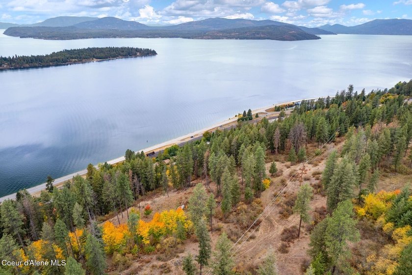 An exclusive estate property with panoramic lake views! This - photo 17