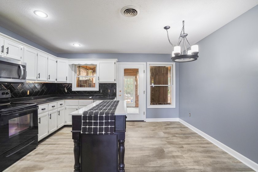 Beautifully updated 3-bedroom, 2-bath home with a spacious bonus - photo 7