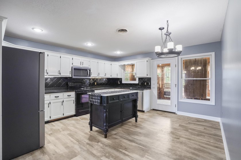 Beautifully updated 3-bedroom, 2-bath home with a spacious bonus - photo 8