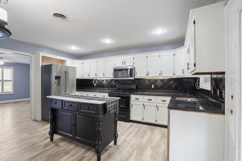 Beautifully updated 3-bedroom, 2-bath home with a spacious bonus - photo 9