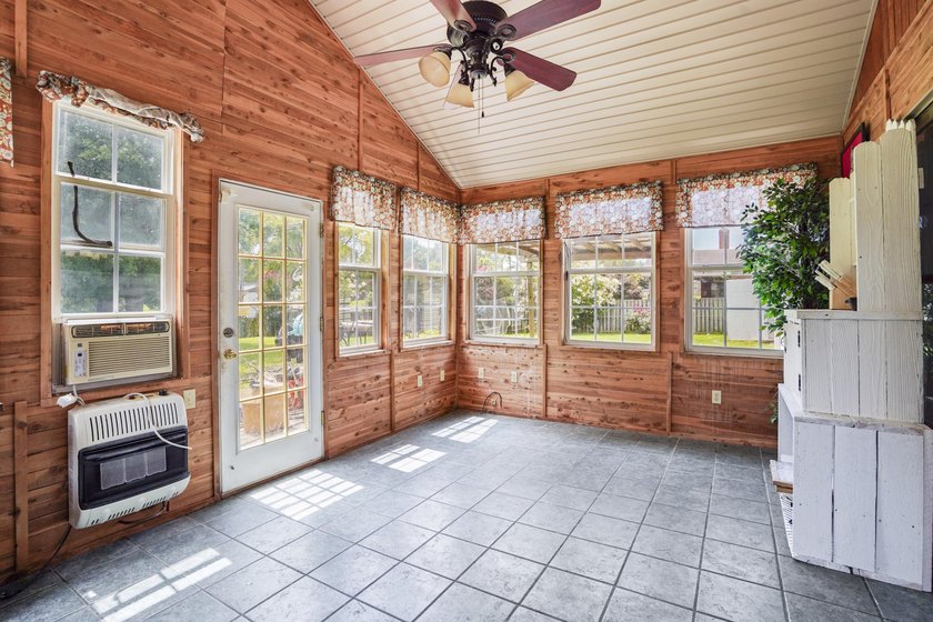 Beautifully updated 3-bedroom, 2-bath home with a spacious bonus - photo 10