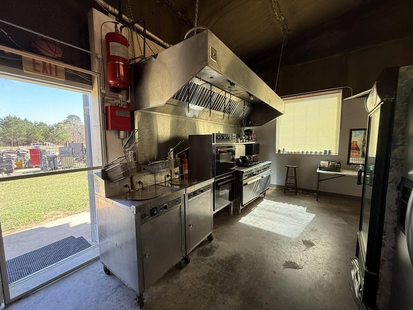 Large commercial building that has 4.3140 acres. It has a nice - photo 11