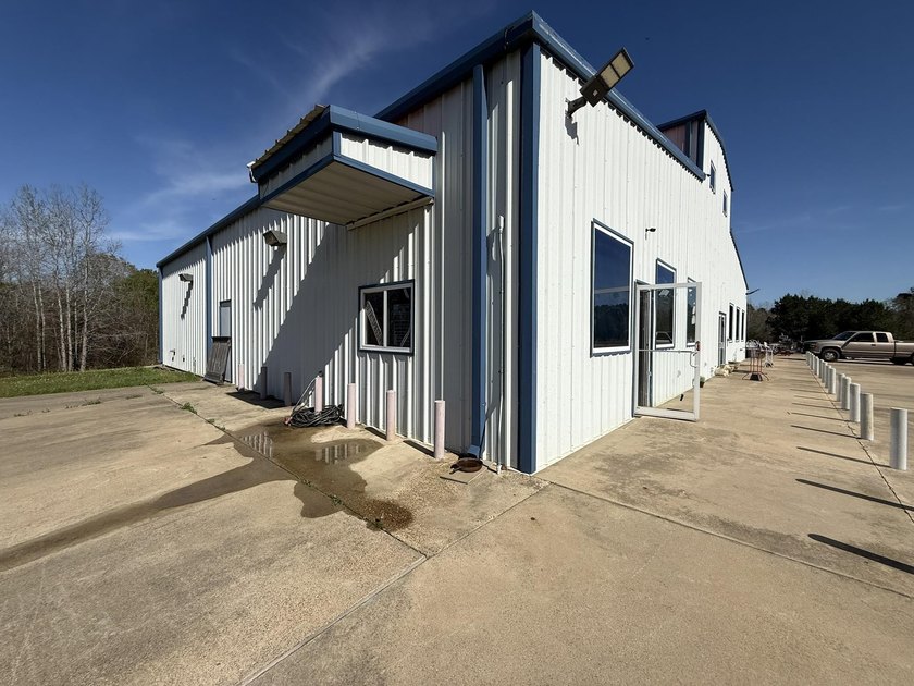 Large commercial building that has 4.3140 acres. It has a nice - photo 18