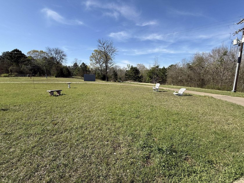 Large commercial building that has 4.3140 acres. It has a nice - photo 19