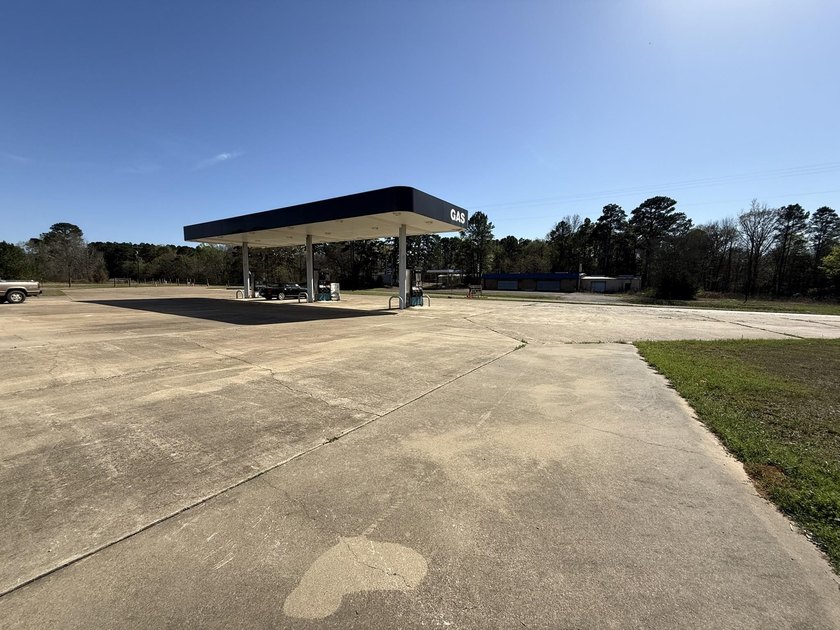 Large commercial building that has 4.3140 acres. It has a nice - photo 20