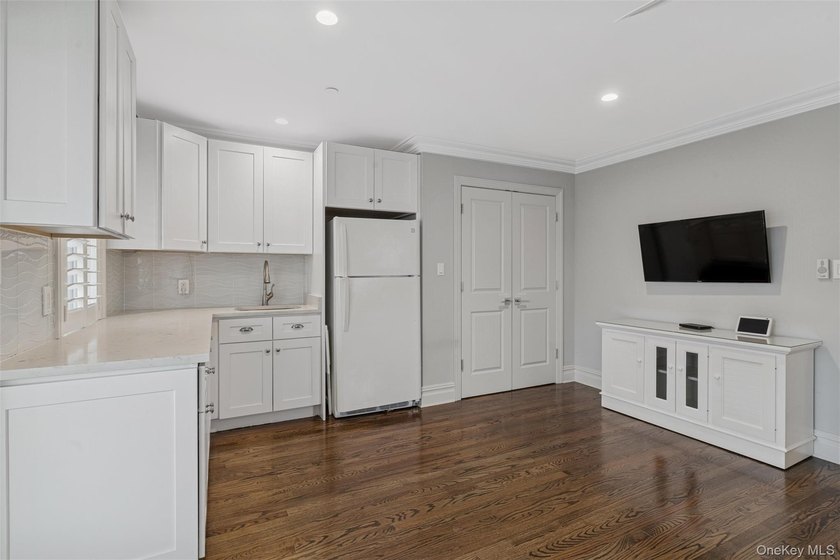 Set in the heart of the highly desirable West End, just 1,300 - photo 24