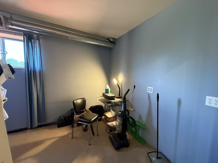 Large commercial building that has 4.3140 acres. It has a nice - photo 33
