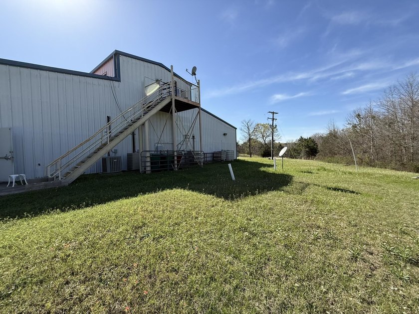Large commercial building that has 4.3140 acres. It has a nice - photo 34