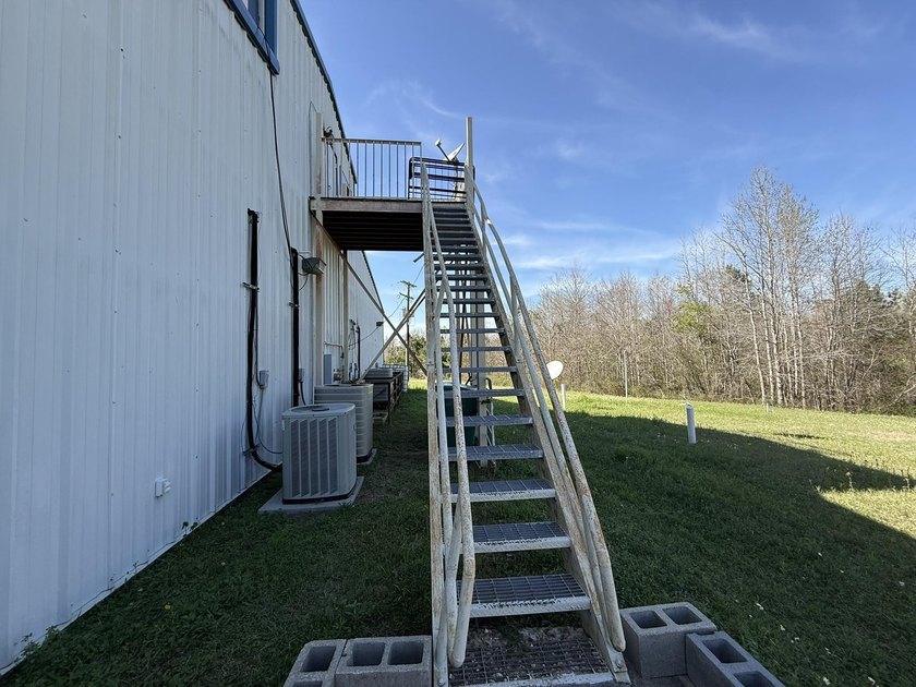 Large commercial building that has 4.3140 acres. It has a nice - photo 35