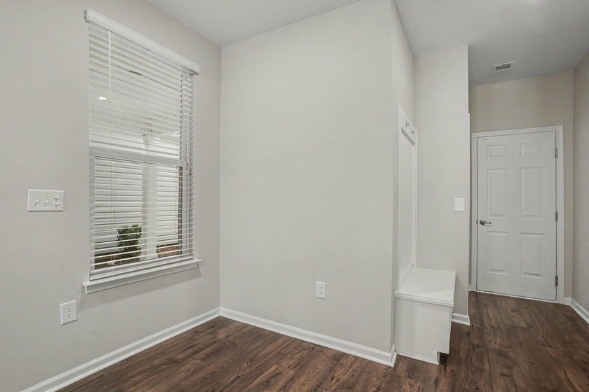 Welcome to this meticulously maintained 3-bedroom, 2-bathroom - photo 5