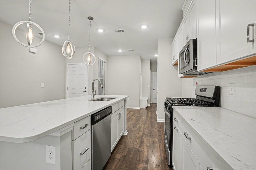 Welcome to this meticulously maintained 3-bedroom, 2-bathroom - photo 7