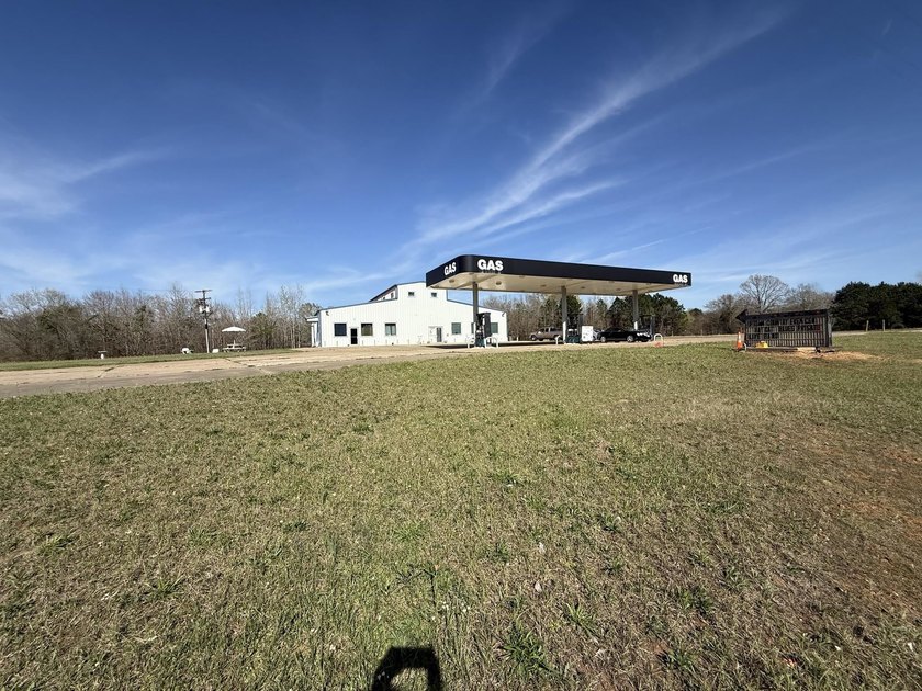 Large commercial building that has 4.3140 acres. It has a nice - photo 48