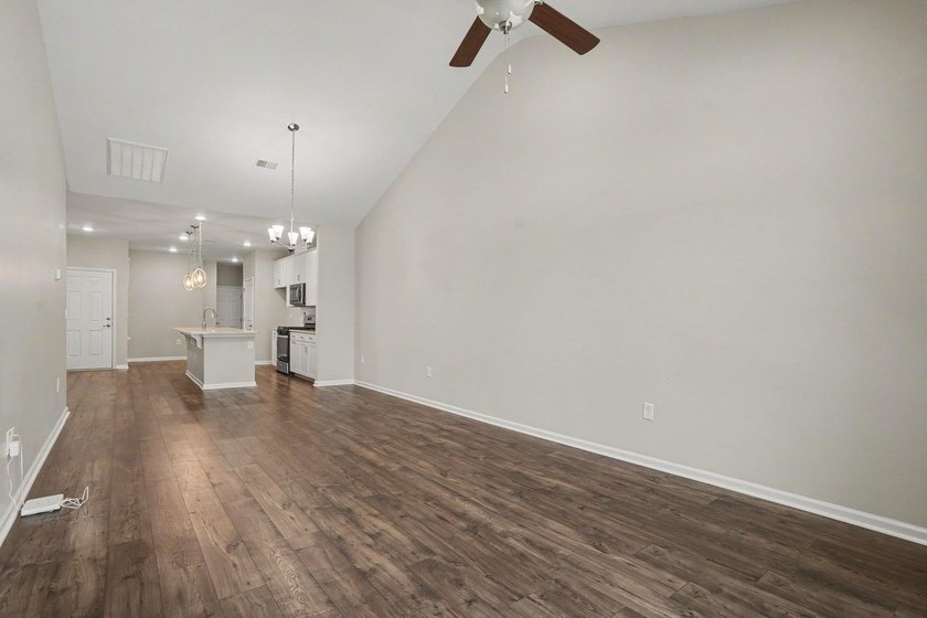 Welcome to this meticulously maintained 3-bedroom, 2-bathroom - photo 9
