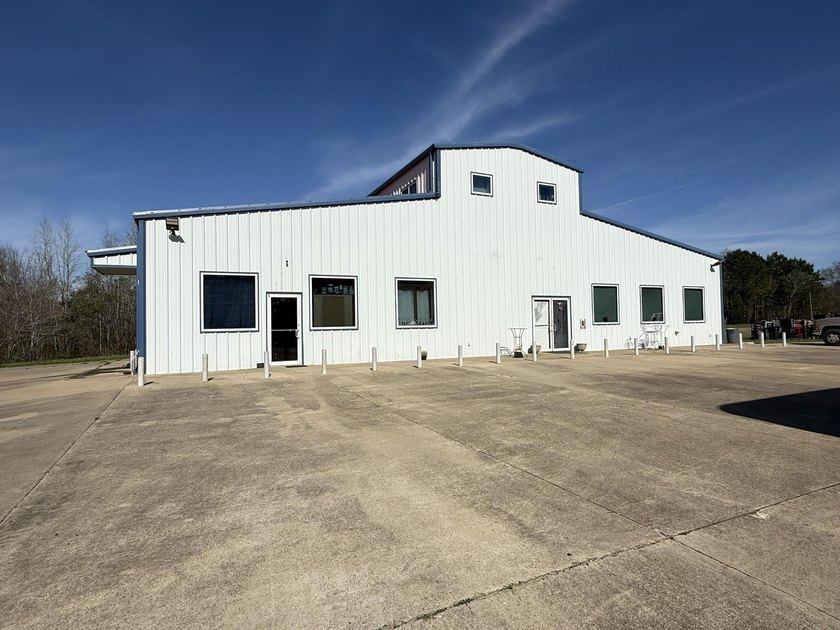 Large commercial building that has 4.3140 acres. It has a nice - photo 50