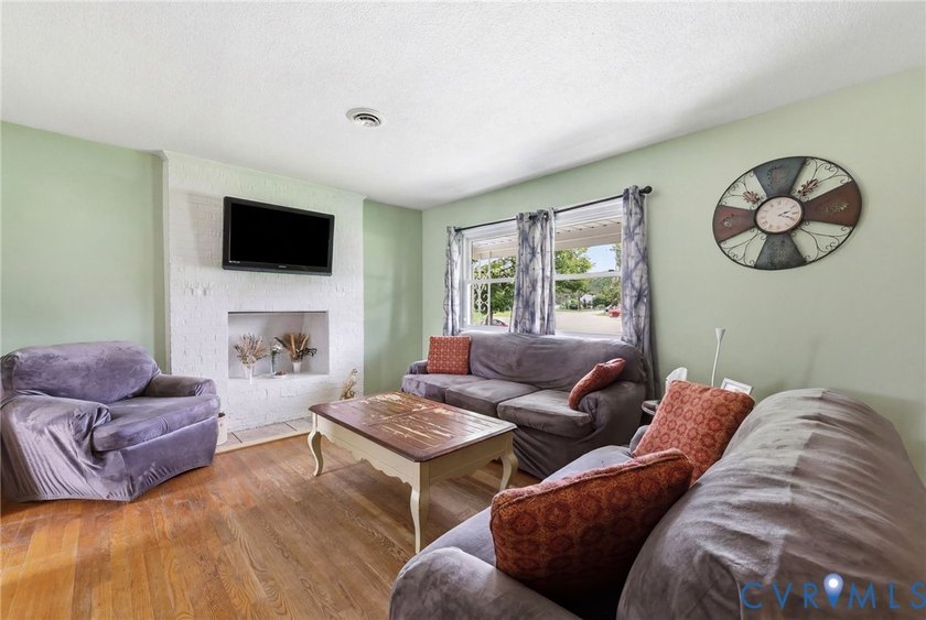 Welcome to this charming 3-bedroom, 1.5-bath home in the heart - photo 5