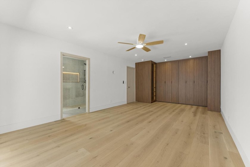 Coastal luxury meets modern perfection in this absolutely - photo 16