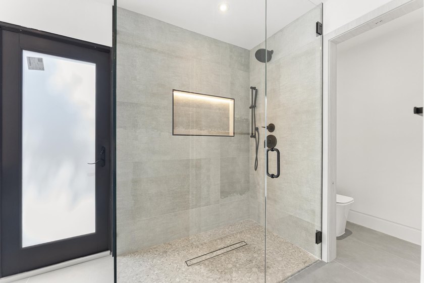 Coastal luxury meets modern perfection in this absolutely - photo 18