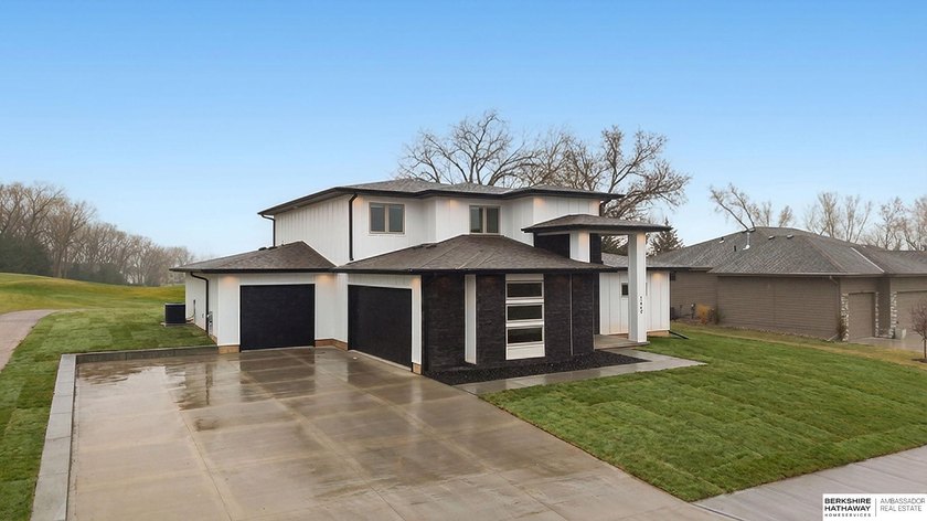 Complete and Move-In Ready! Presenting Gateway Custom Homes' - photo 2