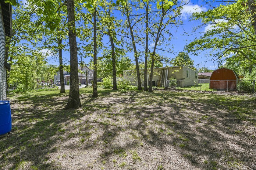 A charming bungalow-style cabin nestled on three spacious lots - photo 22