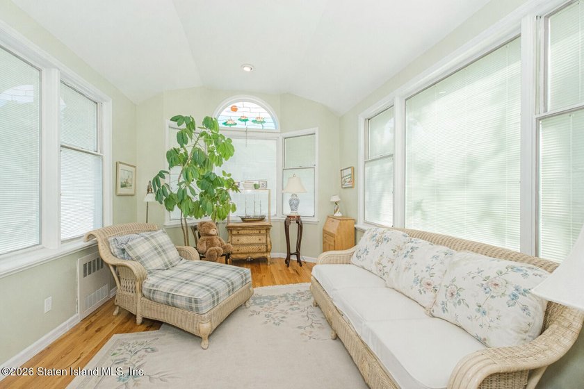 Welcome Home! This is a lovely colonial style 2 level house - photo 11