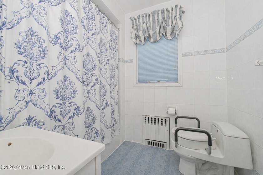 Welcome Home! This is a lovely colonial style 2 level house - photo 21