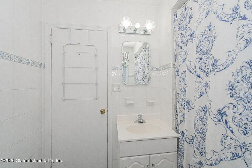 Welcome Home! This is a lovely colonial style 2 level house - photo 22