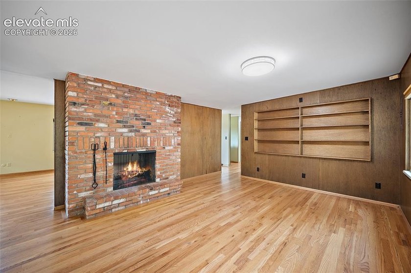 Welcome to this exceptional 5-bedroom, 3-bathroom home in Skyway - photo 4