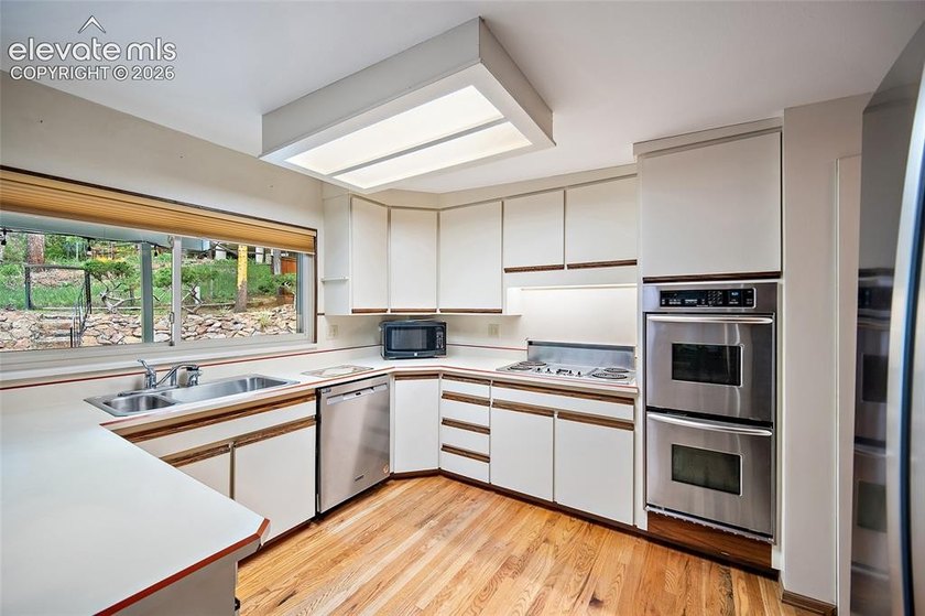 Welcome to this exceptional 5-bedroom, 3-bathroom home in Skyway - photo 6