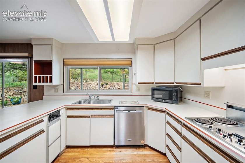 Welcome to this exceptional 5-bedroom, 3-bathroom home in Skyway - photo 7