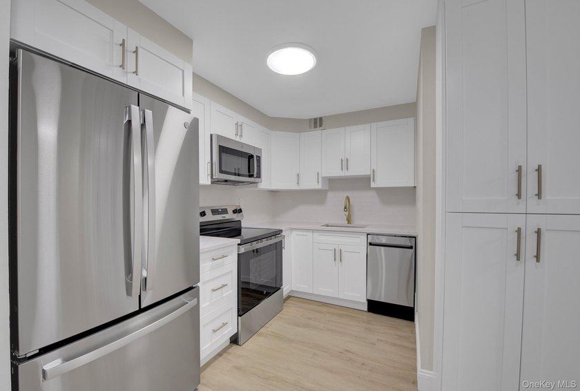 Move right into this updated 3-bedroom, Co-op in Le Havre in - photo 9
