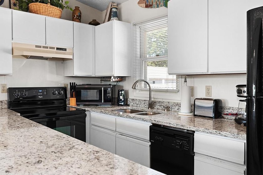 Your perfect lakeside escape awaits on Lake Barkley! This fully - photo 5