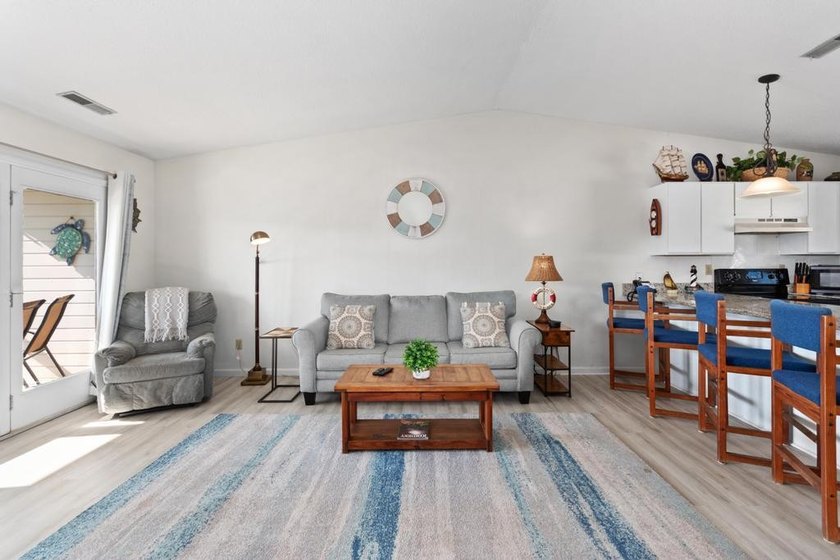 Your perfect lakeside escape awaits on Lake Barkley! This fully - photo 10