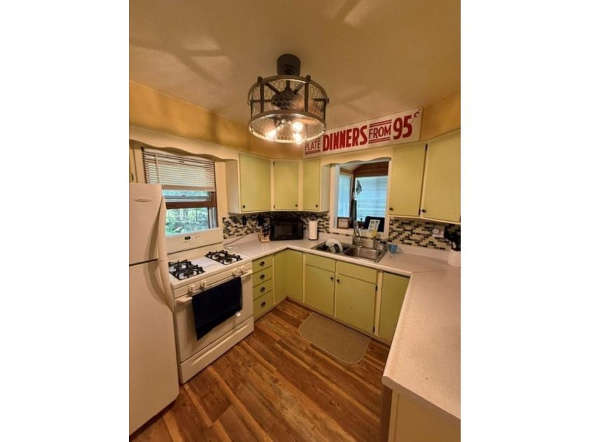 Charming, lovingly cared-for cottage on highly desirable Lake - photo 4