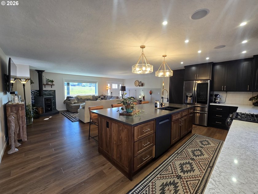 Creekside Luxury in the Heart of Dufur. Experience the pinnacle - photo 2