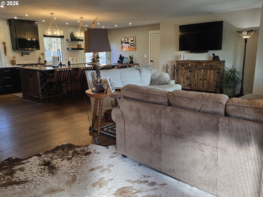 Creekside Luxury in the Heart of Dufur. Experience the pinnacle - photo 3