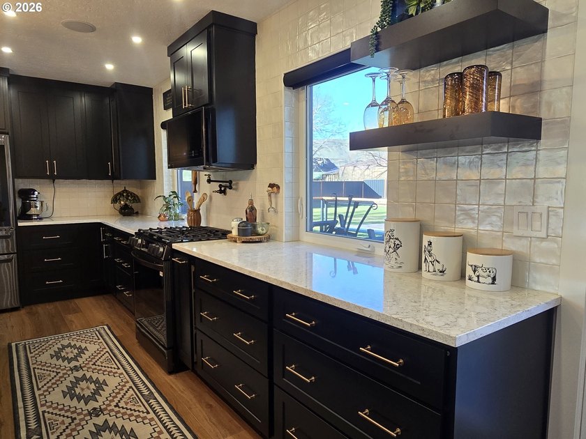 Creekside Luxury in the Heart of Dufur. Experience the pinnacle - photo 5