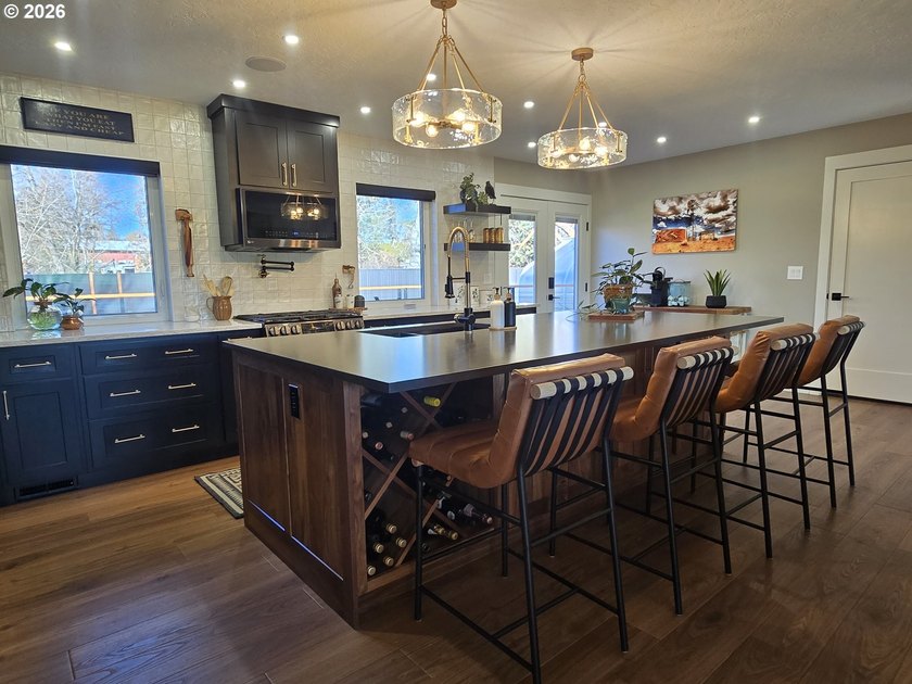 Creekside Luxury in the Heart of Dufur. Experience the pinnacle - photo 6