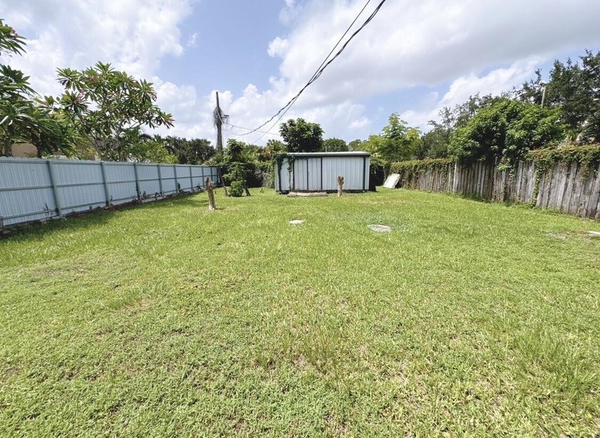 This property without HOA, located near shopping, dining - photo 20
