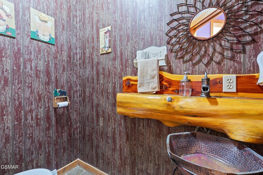 Welcome to this truly one-of-a-kind mountain retreat offering - photo 24